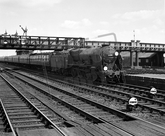 30859 1955-08 Eastleigh station