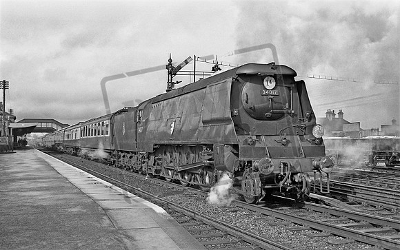 34017 1957-03 Sittingbourne Station
