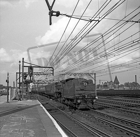 61661 1959-06-10 Bethnal Green