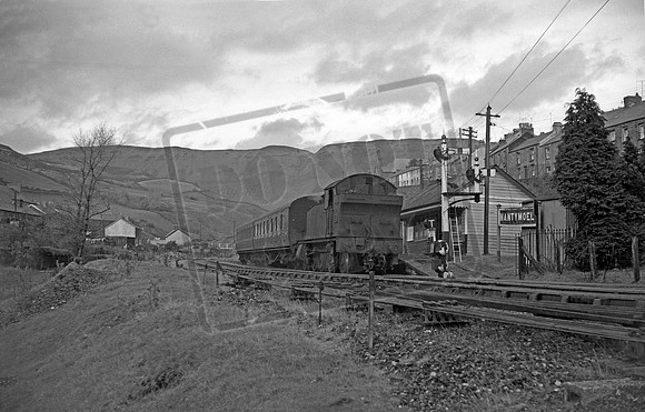 5545 1958-04 Nantymoel Station