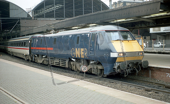91025 1997-05-03 Newcastle Central on KX-Edinburgh