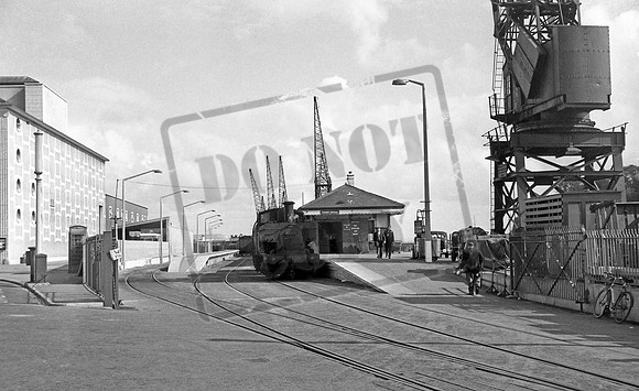 1369 1961-10-08 Weymouth Quay