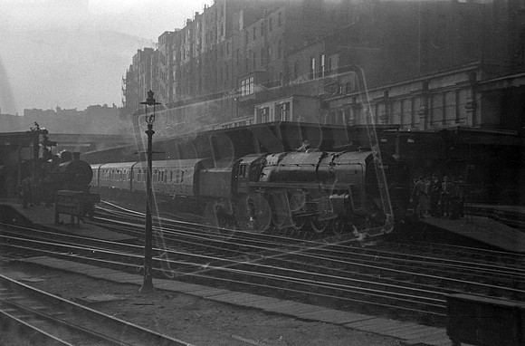70005 1955-04-16 Birmingham New Street with 40519 on left-ROneg-1902-BWB-078