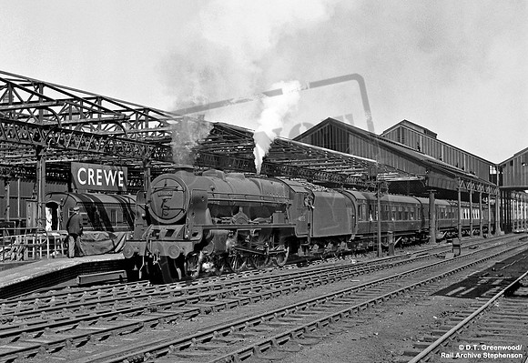 46135 1959-06-14 Crewe Station