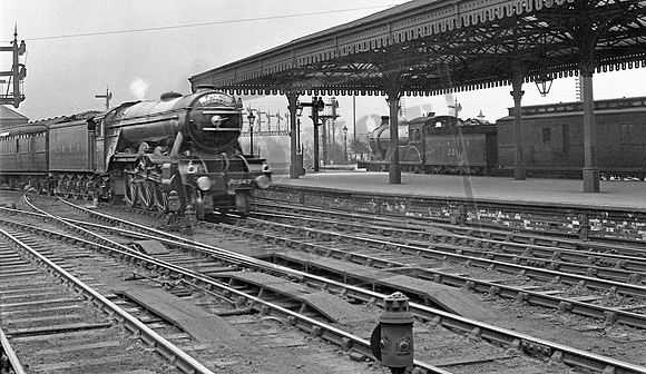 2547 1920s York Station