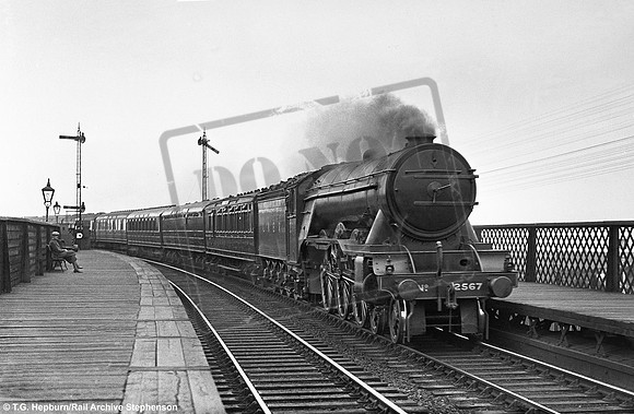 2567 1933c Dundee Esplanade