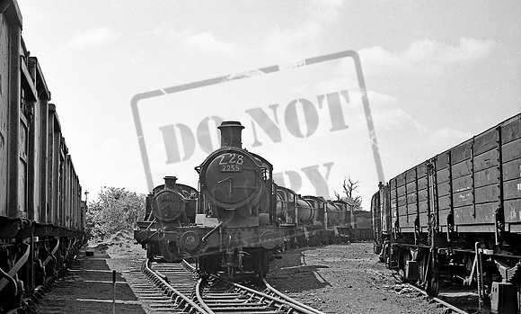 2255 1962-06-03 Swindon Works scrapyard