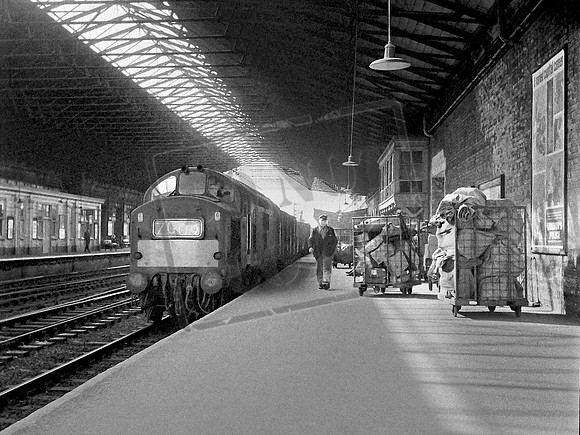 D6866 1967-03-17 Wakefield Kirkgate Station