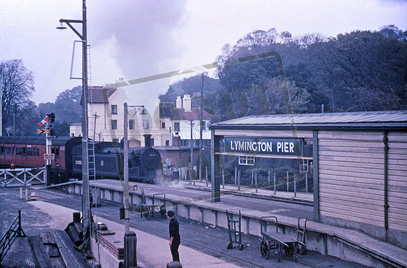 30058 1953-10 Lymington Pier