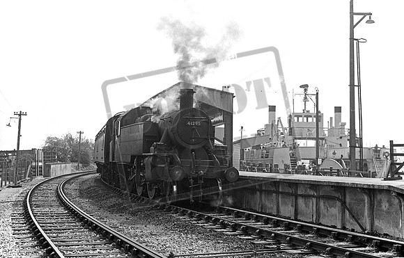 41295 1965-06-04 Lymington Pier