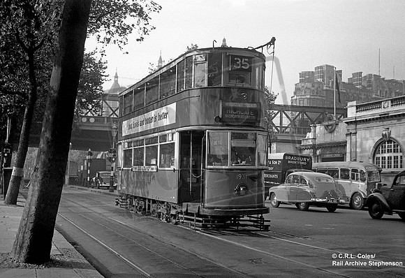 LT Tram 1931 1951-10 Embankment