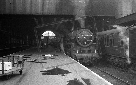70039 1961 Kings Cross on 4-05pm Cleethorpes-ROneg-2001-JM-015a
