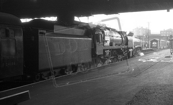 70039 1961 Kings Cross on 4-05pm Cleethorpes-ROneg-2001-JM-018a