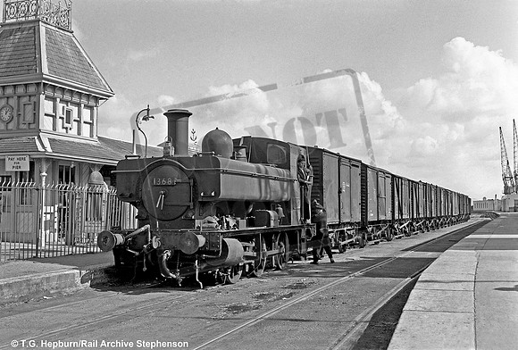 1368 1957-09 Weymouth Quay