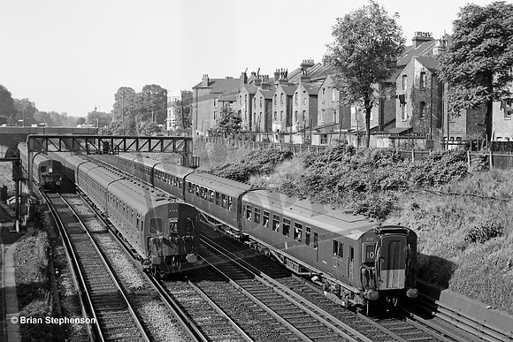 EMU 3115 1964-07-13 Approaching Clapham Junction