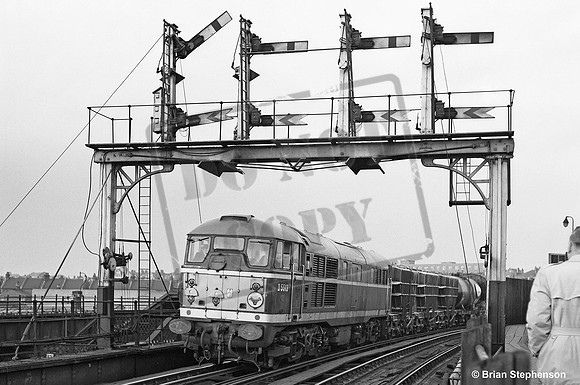 D5513 1963-03-16 Willesden High Level