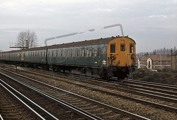 EMU 5795 1980-01-29 Raynes Park