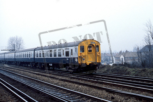 EMU 411057  1980-01-15 Raynes Park -7696