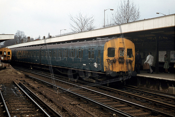 EMU 4678 1978-04-22 West Croydon Crossing 4674 note the trap -6136