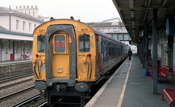EMU 1571 1998-05-21 Eastleigh on Waterloo train