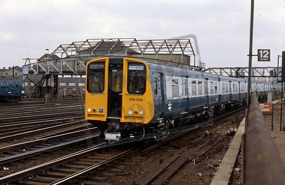 EMU 508035 1980-04-10 Clapham Junction