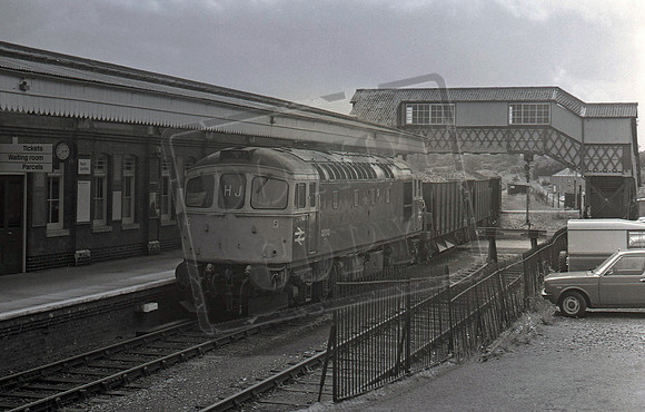 33013 1982-08-12 Yeovil Stn