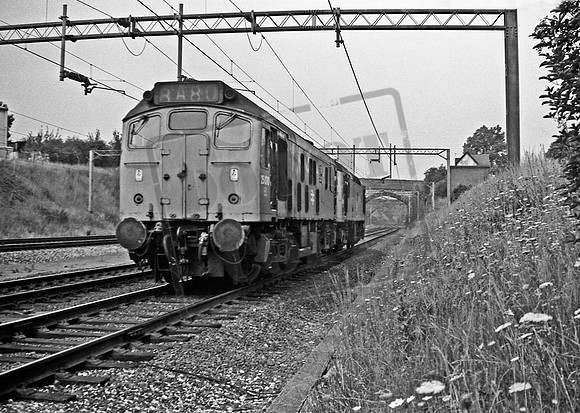 25030 1975-08 near Roade
