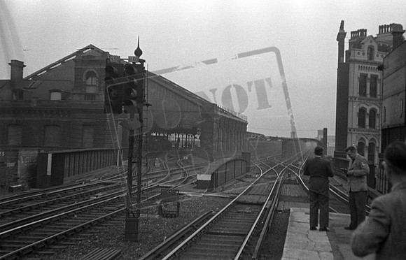 Station 1953-10-10 Blackfriars from Ludgate Hill-ROneg-1902-BWB-371