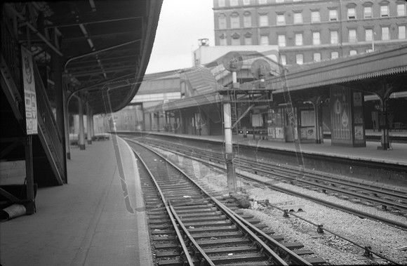 Station 1950s Paddington Platform 10 to suburban station-ROneg-1706-046