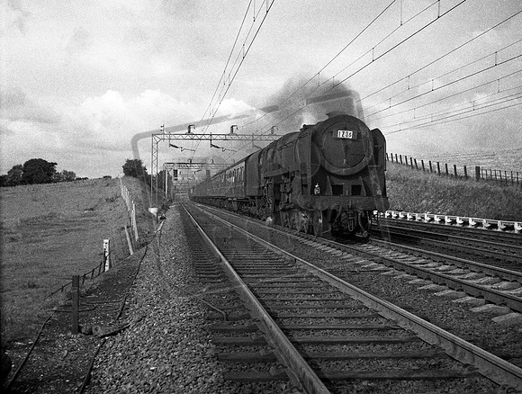 70046 1963-10-12 between Berhkamsted and Hemel Hempstead