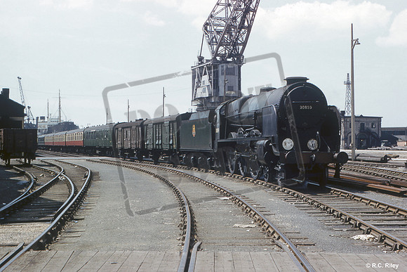 30859 1957-06-26 Southampton Docks