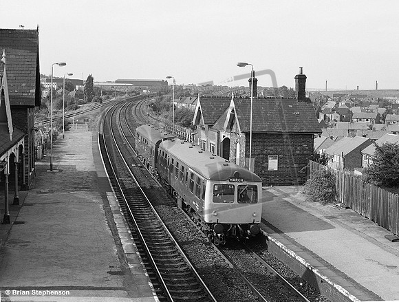 DMU E56123 1982-09-03 Woodhouse station