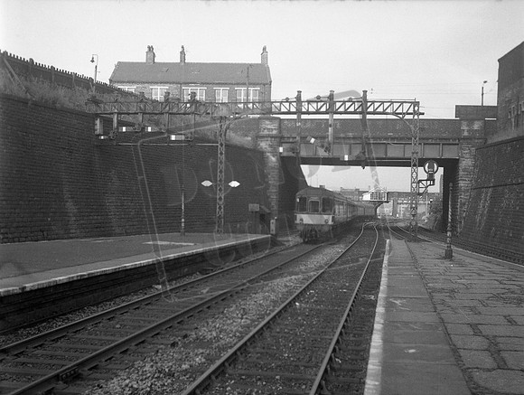 DMU 1960s Laisterdyke -ROneg-1308-437