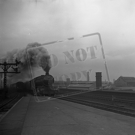 60821 1954-04-03 Holbeck High Level on 5.15 Leeds Central-KX-ROneg-KN1-068