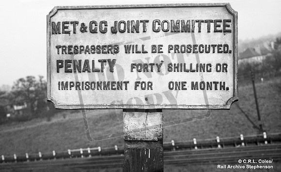 Sign 1947c Met & GC Trespass notice where