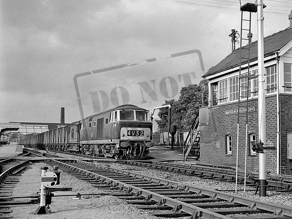 D7002 1964-09-24 Moreton-in-Marsh Station