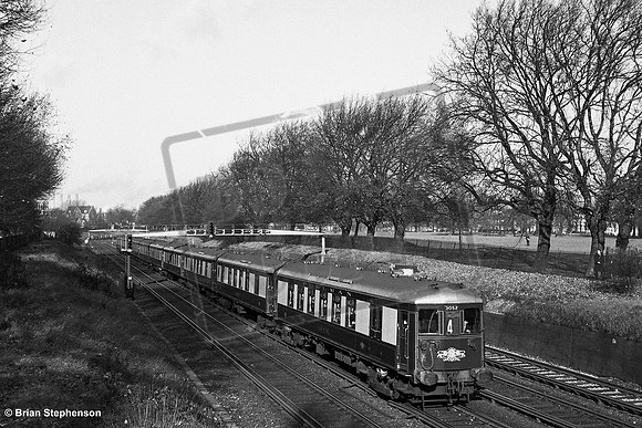 EMU 3052 1964-11-15 Wandsworth Common