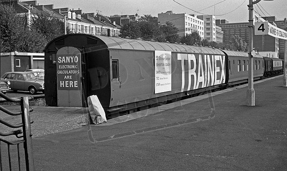 Straker Bedster Exhibition train 1969-10 Kensington Olympia