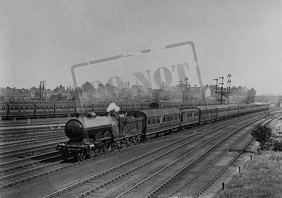 3273 1920s Bounds Green