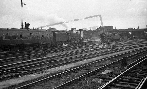 73117 1961-08-15 Clapham Junction passing 34018-ROneg-1406-079