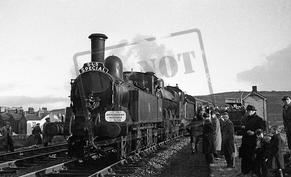 58926 49121 1958-01-05 Dowlais High Street
