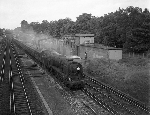 34001 1967 Weybridge station.