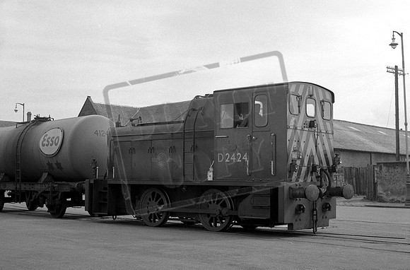 D2424 1966-06-17 Inverness Docks