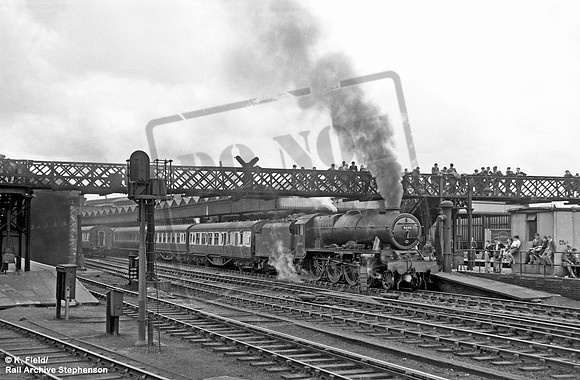 46143 1950c Crewe Station