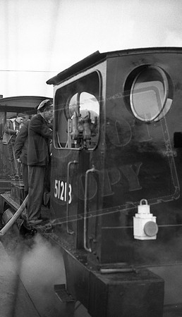 51218 1967-02-19 Shawclough & Healey, taking water courtesy of Rochdale Auxiliary Fire Service LCGB LYR Pug railtour-ROneg-1612-488-094