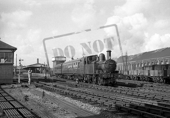 1453 1964 Gloucester station
