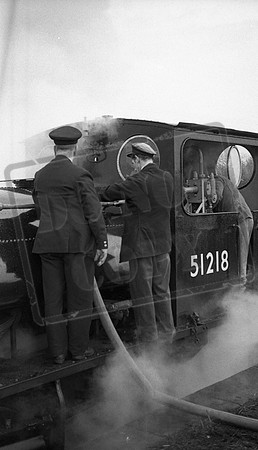 51218 1967-02-19 Shawclough & Healey, taking water courtesy of Rochdale Auxiliary Fire Service LCGB LYR Pug railtour-ROneg-1612-488-093