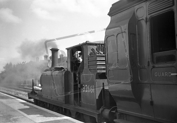 32661 1950s Havant Station