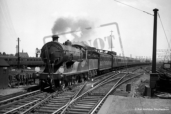 E470 1930 Clapham Junction