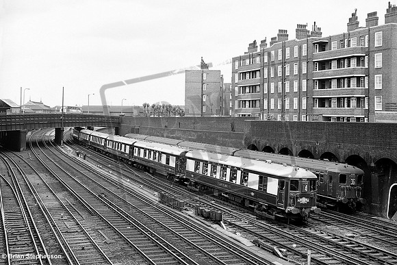 EMU 3052 1964-07-11 Clapham Junction